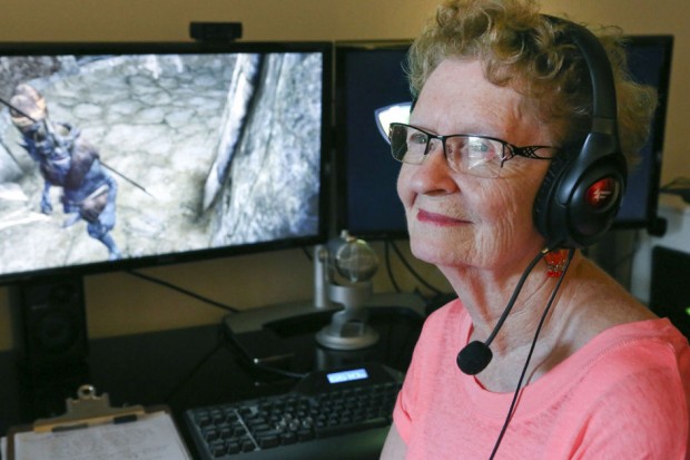 80 річна бабуся геймер випустила 300 й ролик про те, як вона грає у Skyrim