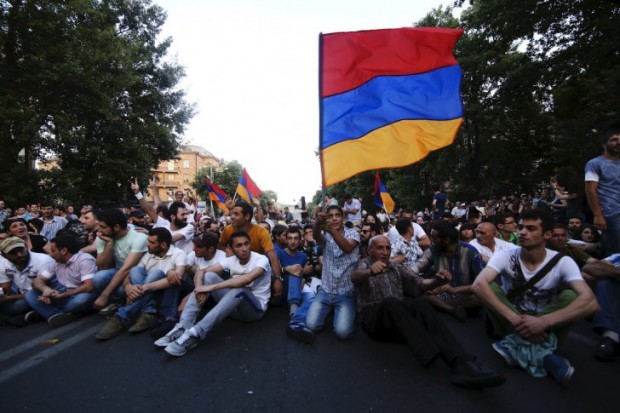 Вірменський Майдан. Пряма трансляція, фото та реакція соцмереж #ElectricYerevan