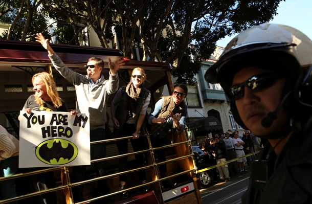 Тисячі американців, президент США, мер Сан Франциско, поліція об‘єднались через соцмережи заради дитини Бетмена