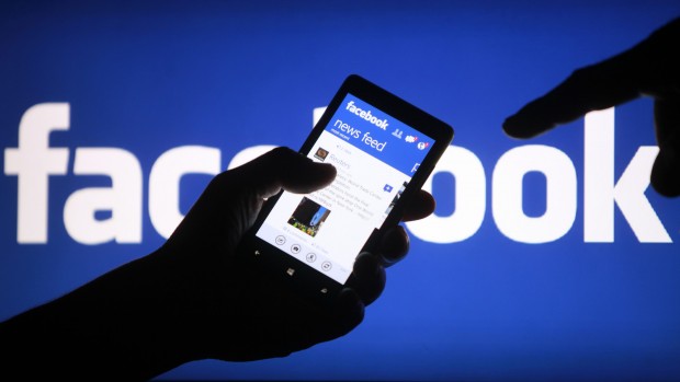 Facebook вривається до ТОП 25 сайтів уанету серед користувачів мобільних пристроїв