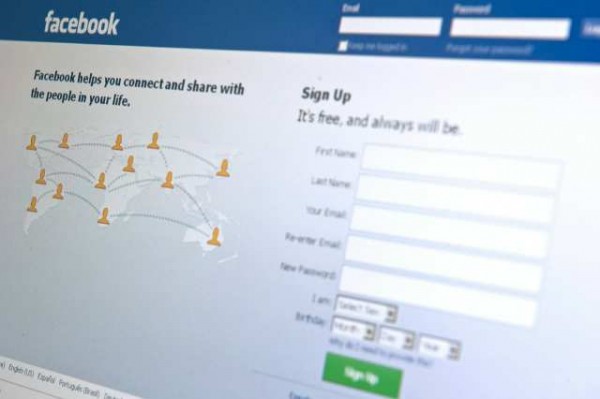 В україномовному інтерфейсі Facebook зникають статуси користувачів