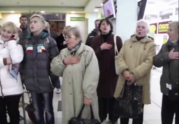 Флешмоб у Краматорську: відвідувачі супермаркету заспівали гімн України