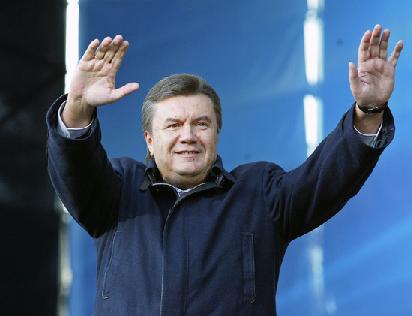 Користувачі Facebook закликали Януковича перепливти Дніпро